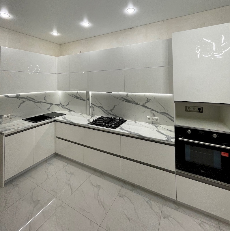 Белая кухня в интерьере фото с квартиры в ЖК Новый Оккервиль